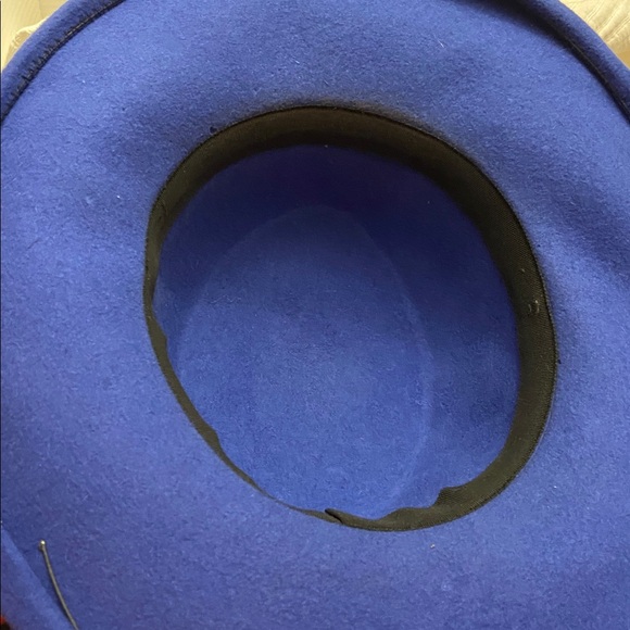 Elegant Blue Wide-Brim Hat with Black Textured Band - Picture 4 of 5